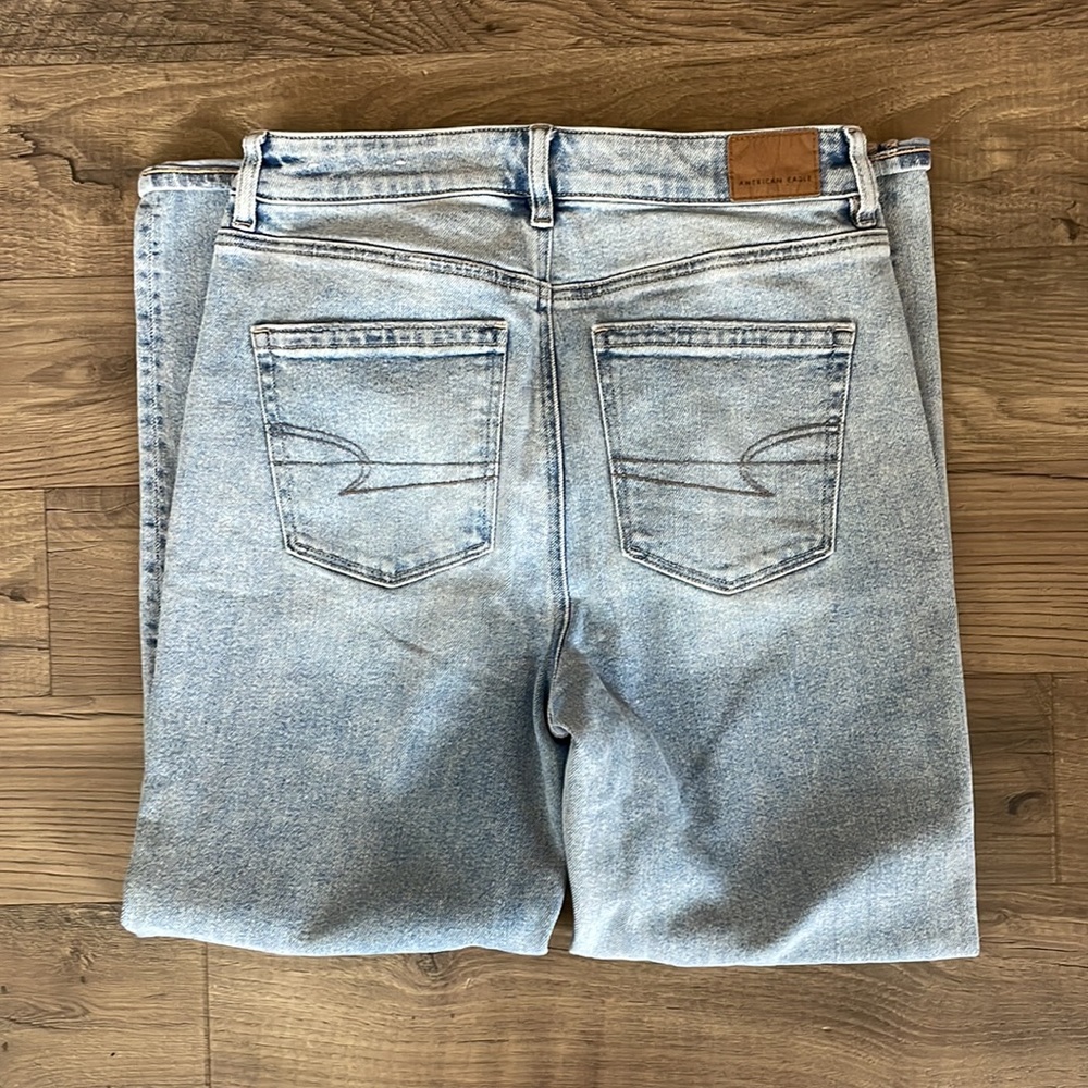 LIKE NEW American Eagle Mom Jeans Size 4 - Picture 5 of 11